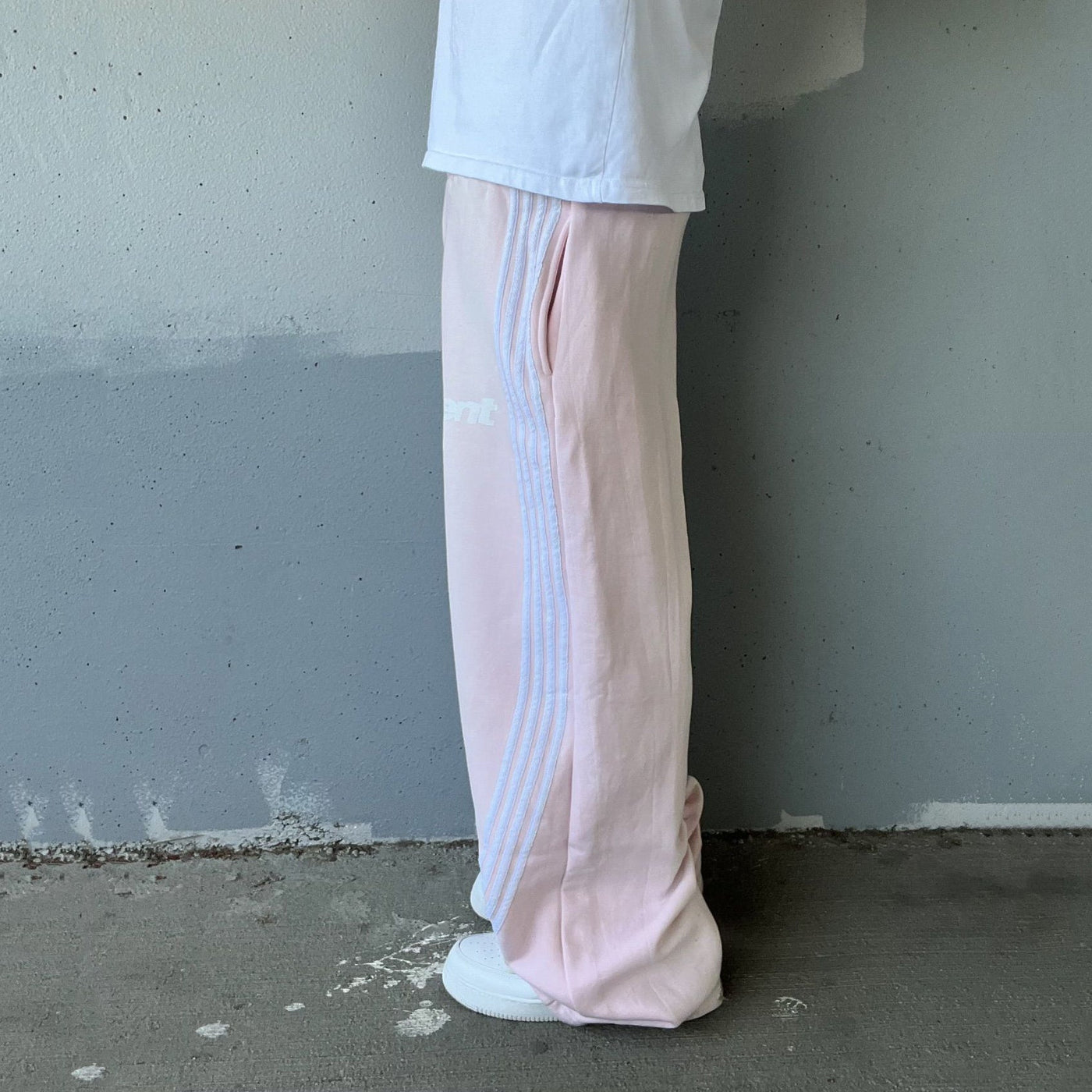 AVSLAPPNADE RETRO TVÄTTADE JOGGERS